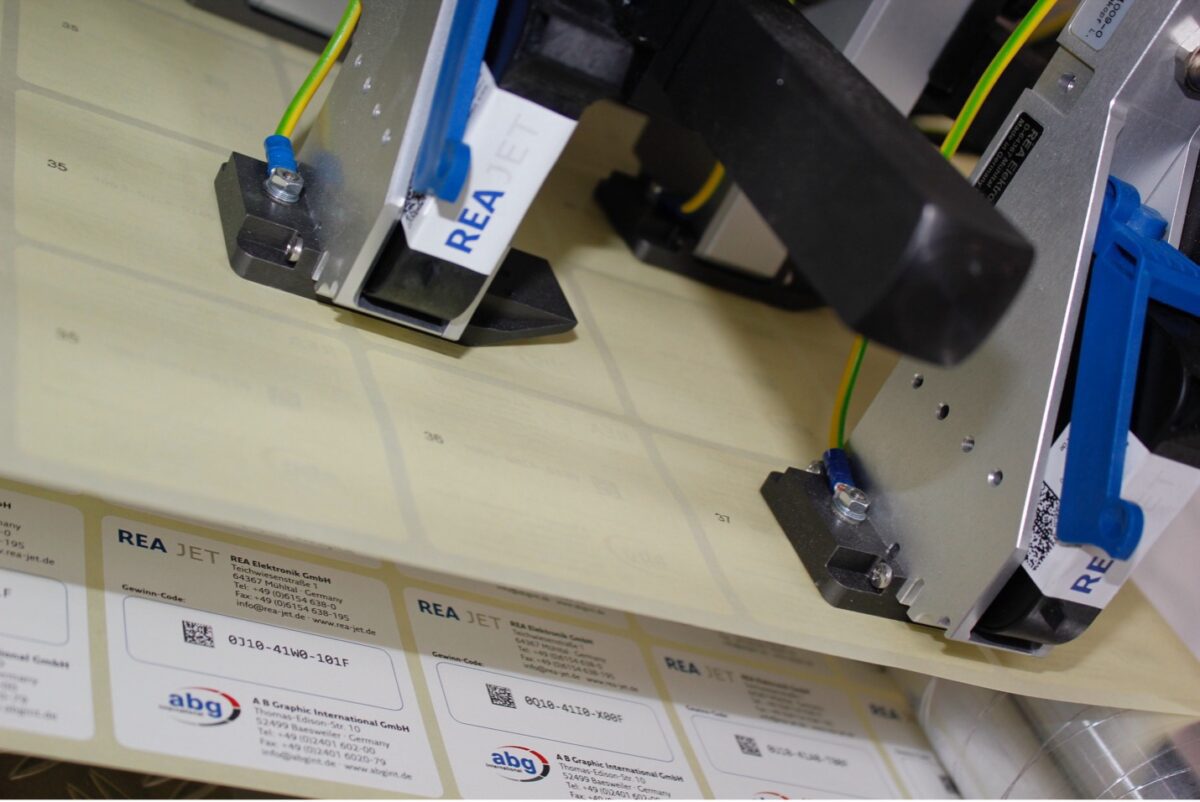 Industrial coding and marking printer applying batch codes for traceability and efficiency