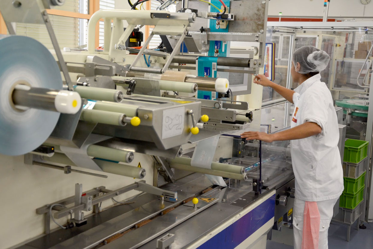 Operator programming advanced coding equipment for variable data printing