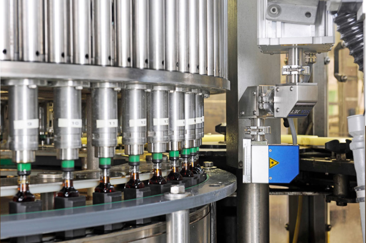 CIJ vs Laser vs High-Resolution Inkjet: Best Coding Technology for CPG Packaging 2 Laser marking packaging technology in production