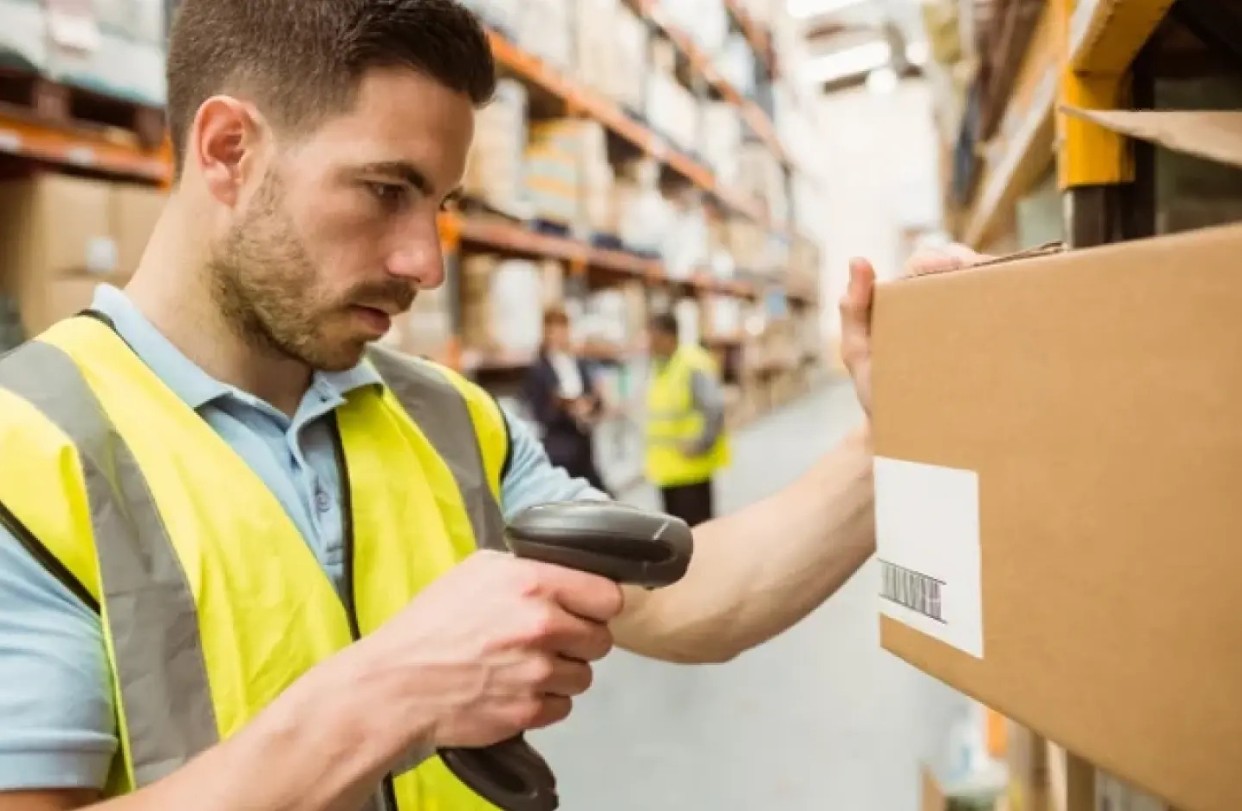 Enhance Product Tracking and Security with 2D barcodes 2 Benefits of 2D barcodes for fast and accurate product tracking