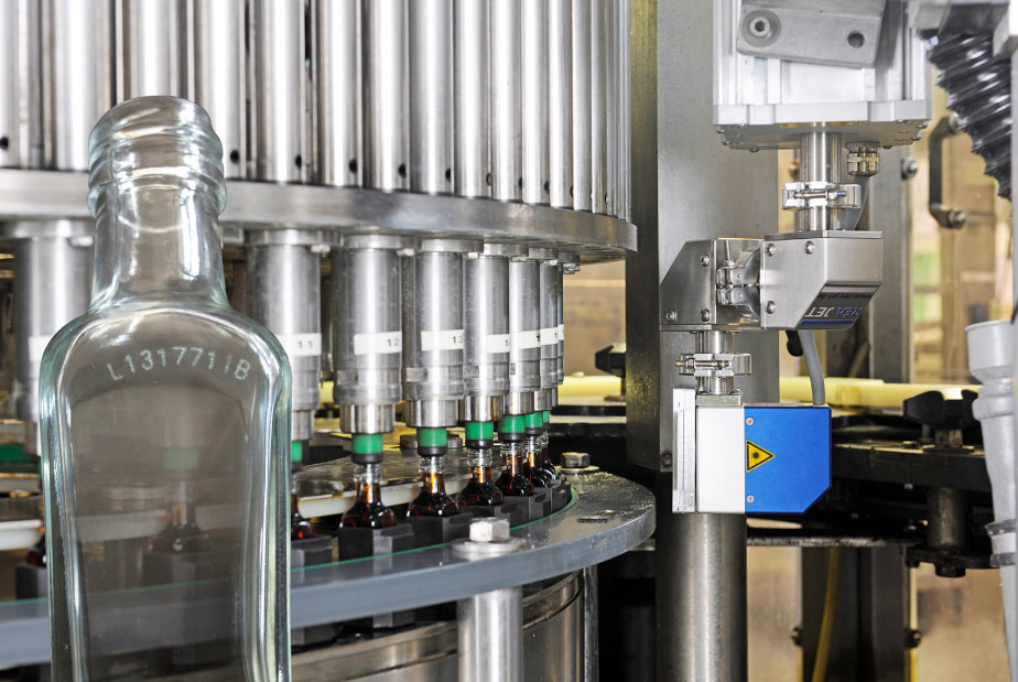 How to Choose the Right Ink for CPG Substrates: A Complete Guide 1 Permanent laser marking of glass bottles